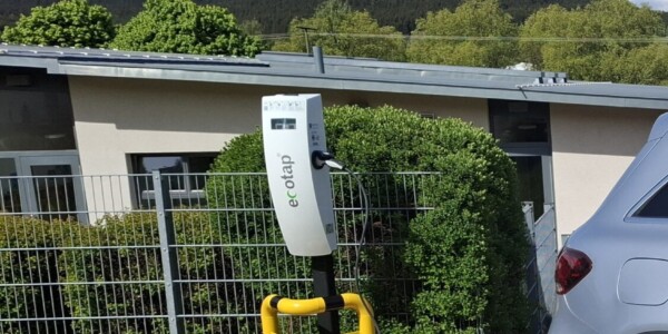 Inbetriebnahme einer weiteren öffentlich zugänglichen Ladestation für Elektrofahrzeuge bei der Sport- und Gemeindehalle in unserer Gemeinde
